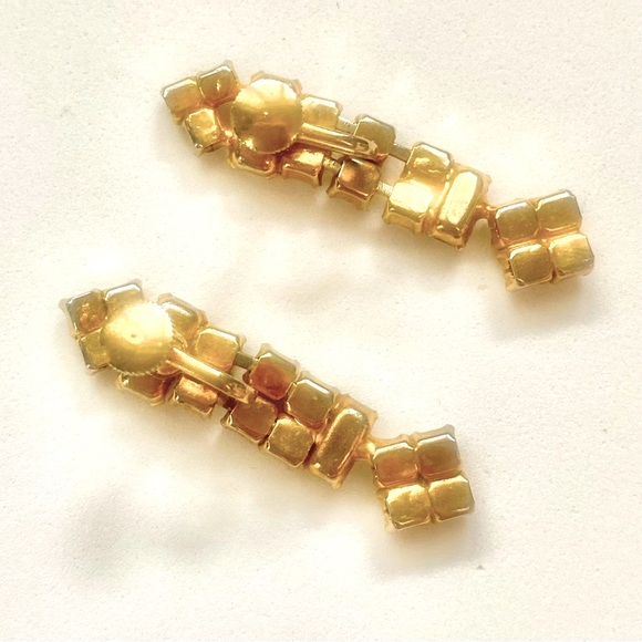 Vintage Earrings Milk Glass Drop Earrings
1 3/4” x 1/2” Beautiful! - Picture 4 of 4